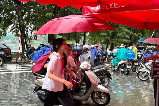Nhiều trường học ở Hà Nội báo nghỉ, chuyển học trực tuyến do mưa lớn ngập sâu